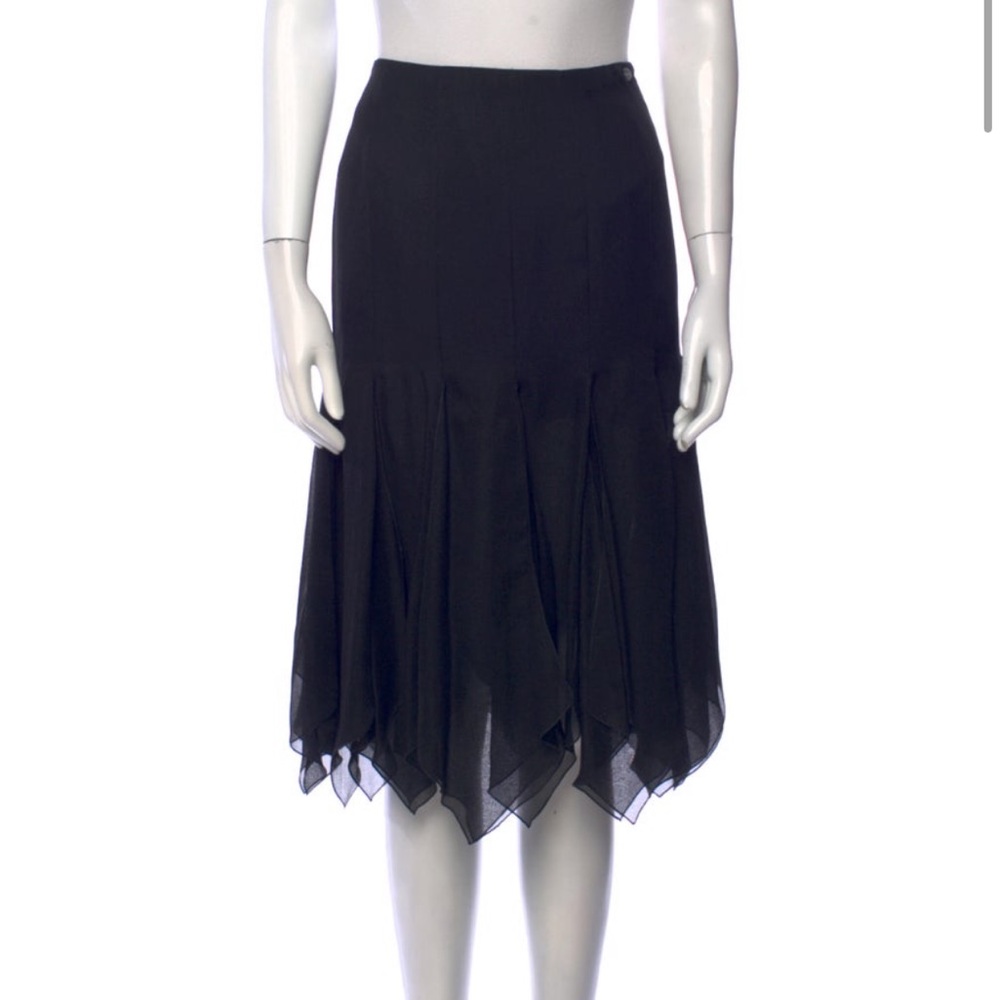 Chanel 2013 Knee-Length Skirt on black size Small. 100% authentic.
